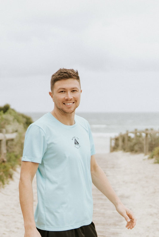Mens running and training top in teal. Made in Australia from recycled material. Super light weight and breathable material keeping you dry when you workout! 
