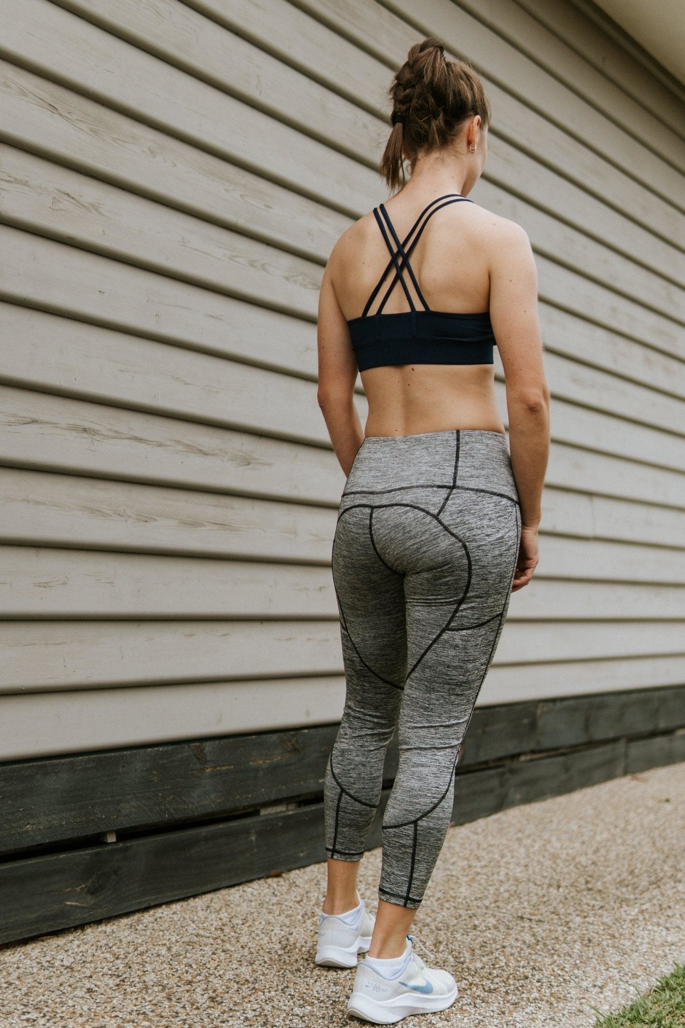 Grey mid rise 7/8 compression leggings in grey. Our compression legging include a handy pocket for you mobile phone.