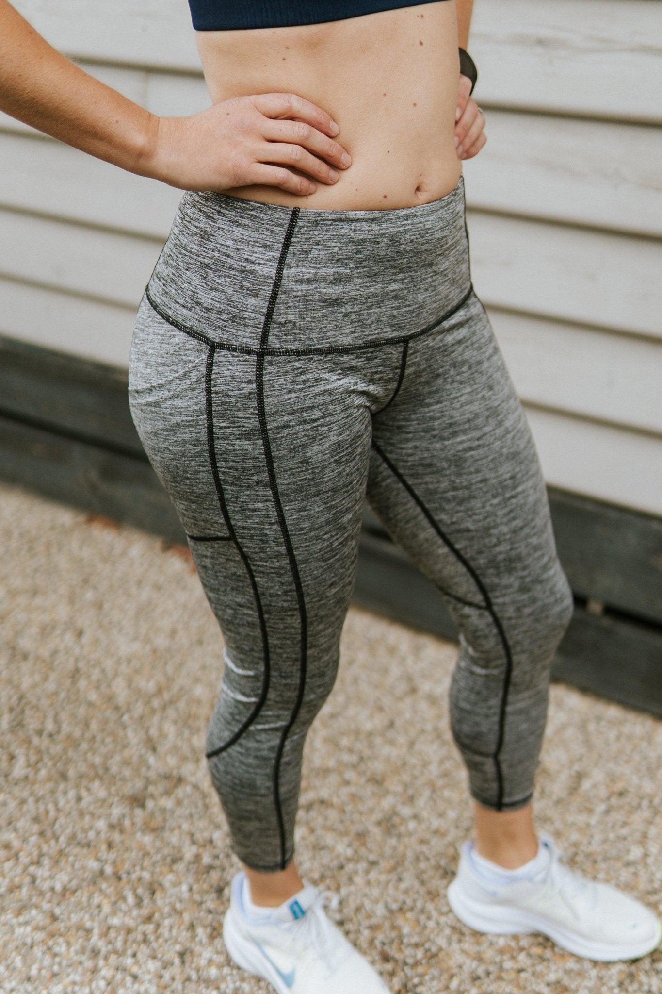 Grey mid rise 7/8 compression leggings in grey. Our compression legging include a handy pocket for you mobile phone.